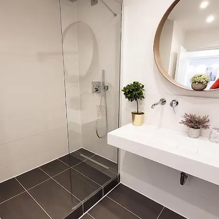 Best Lage Schwabing 70M Sannierte City Wohnung ميونيخ