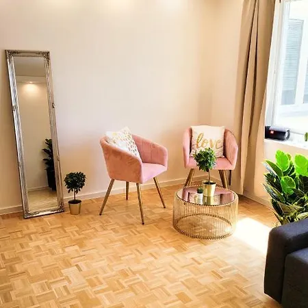 Best Lage Schwabing 70M Sannierte City Wohnung ميونيخ